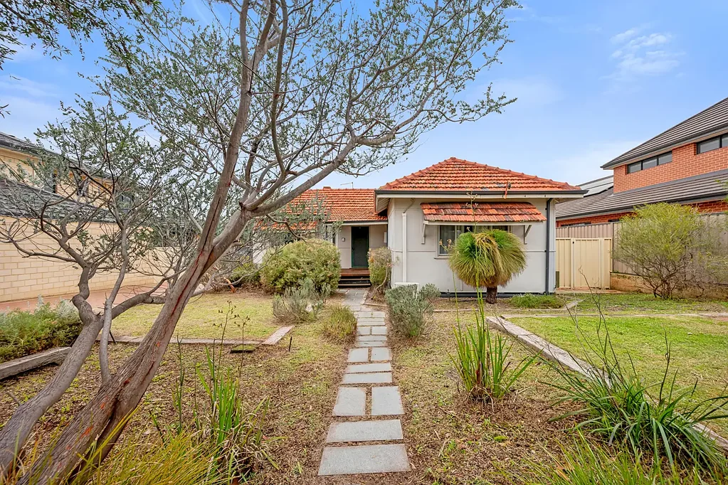 East Victoria Park 3બેડરૂમ Building opportunity, live in or rent