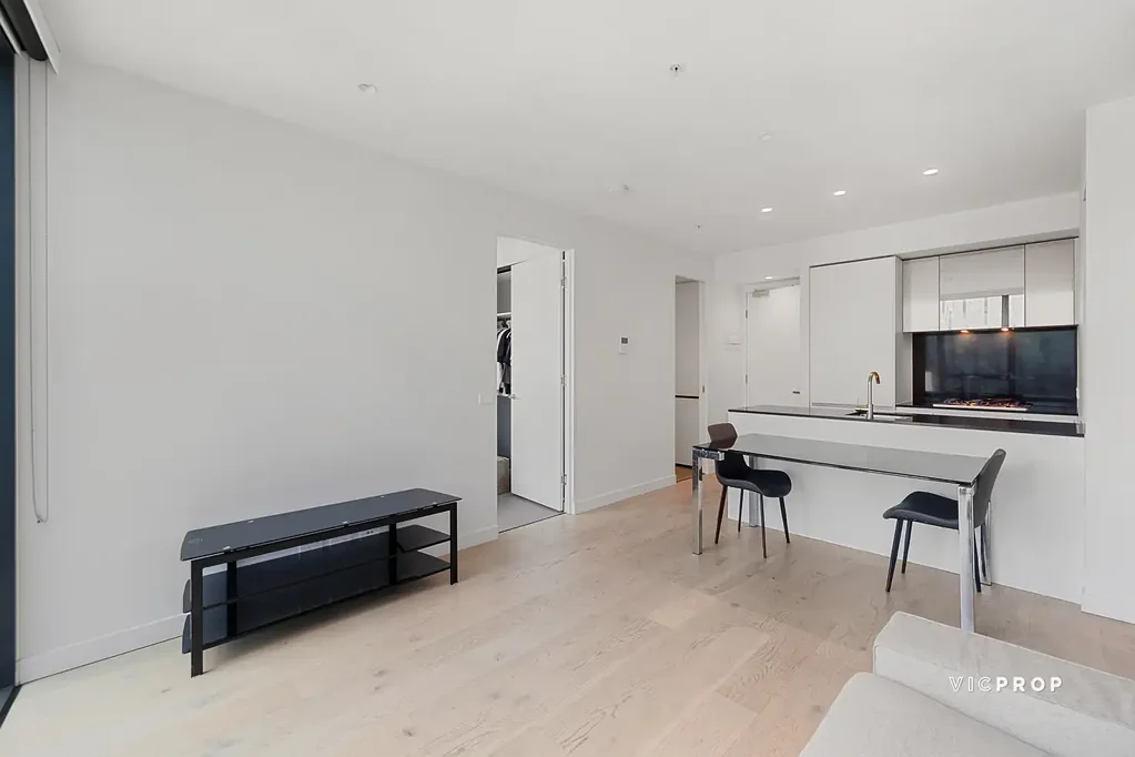 NEXT-LEVEL AURORA RETREAT WITH A SENSATIONAL CITY LIFESTYLE