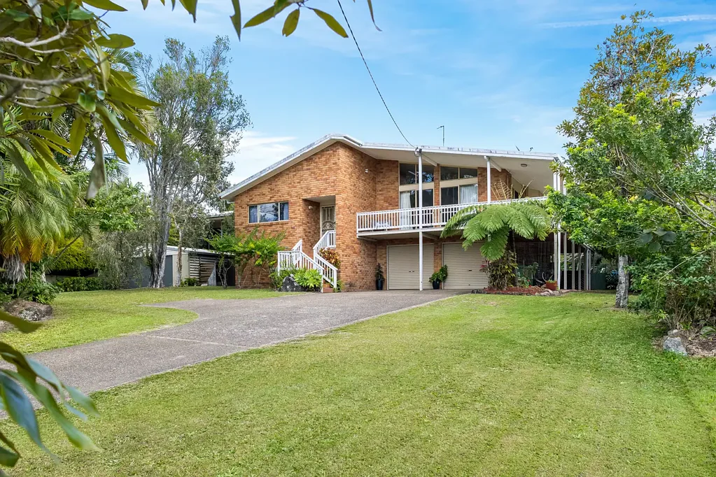 Tewantin 4房  Coastal Charm, Investment Ready - 1619m² in Tewantin!