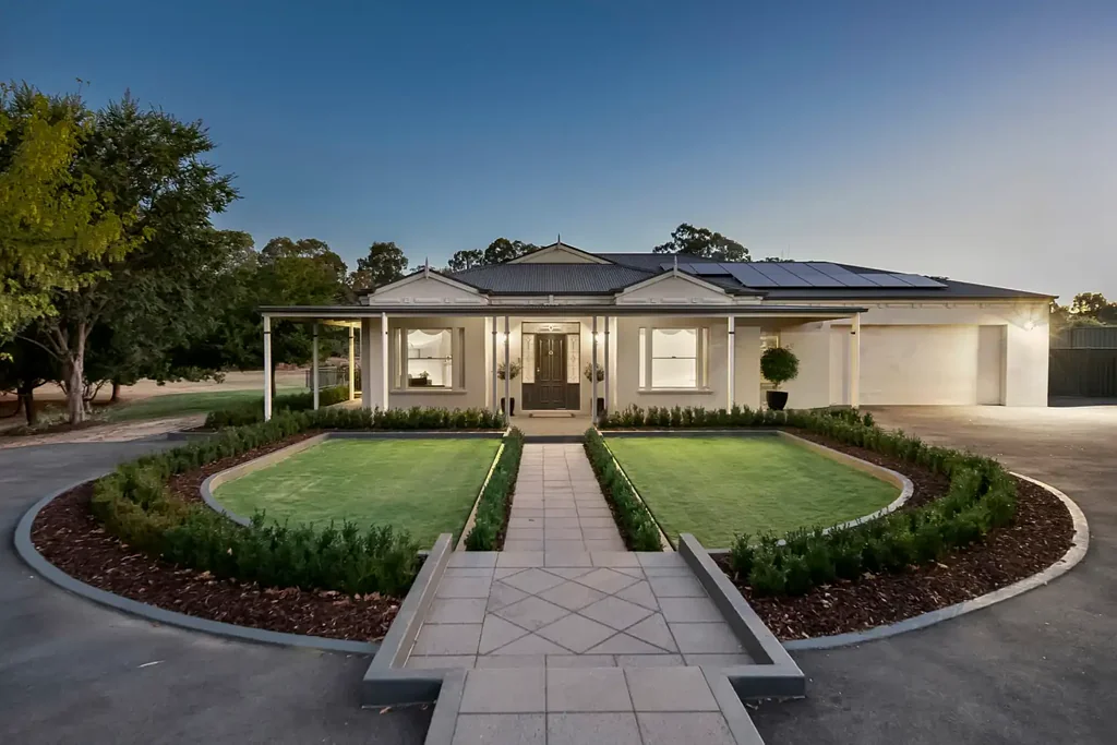 Strathfieldsaye 4ห้องนอน Step into a world of timeless style
