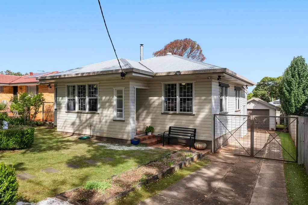 Mount Lofty 3 Bedroom Entry Level Buying in Sought After Collins Street!!!