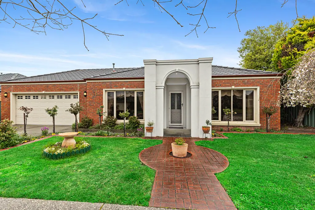 13 St Chester Avenue, Lake Gardens, VIC 3355