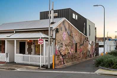 Adelaide 3 Slaapkamer Everything city living should be, wrapped in a bluestone bow…