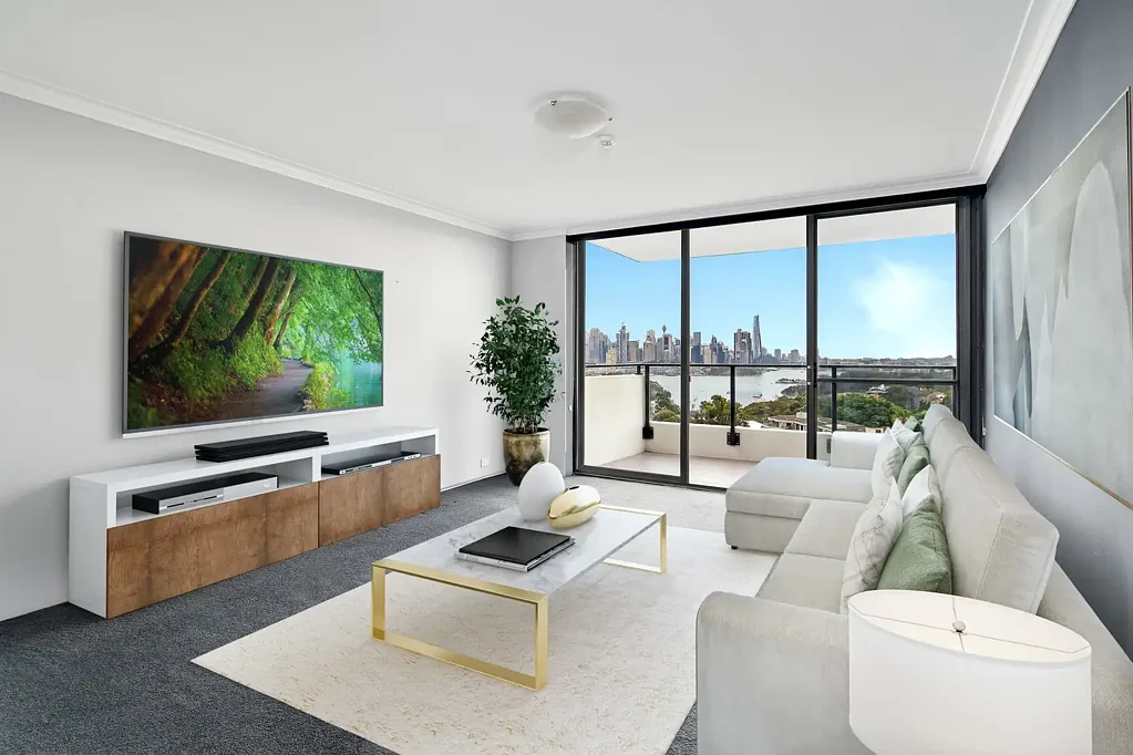 Outstanding location with stunning city and harbour views