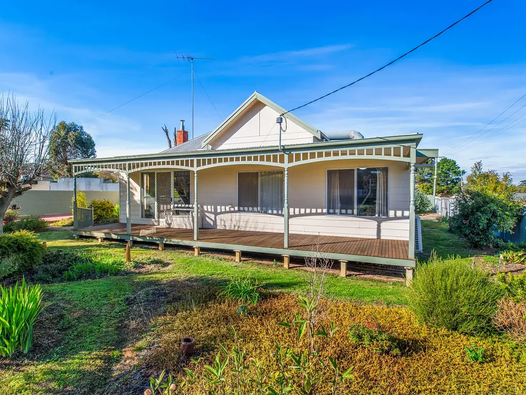 St Arnaud 3房  Fabulous 3-Bedroom Home with Good Shedding  on 831m2