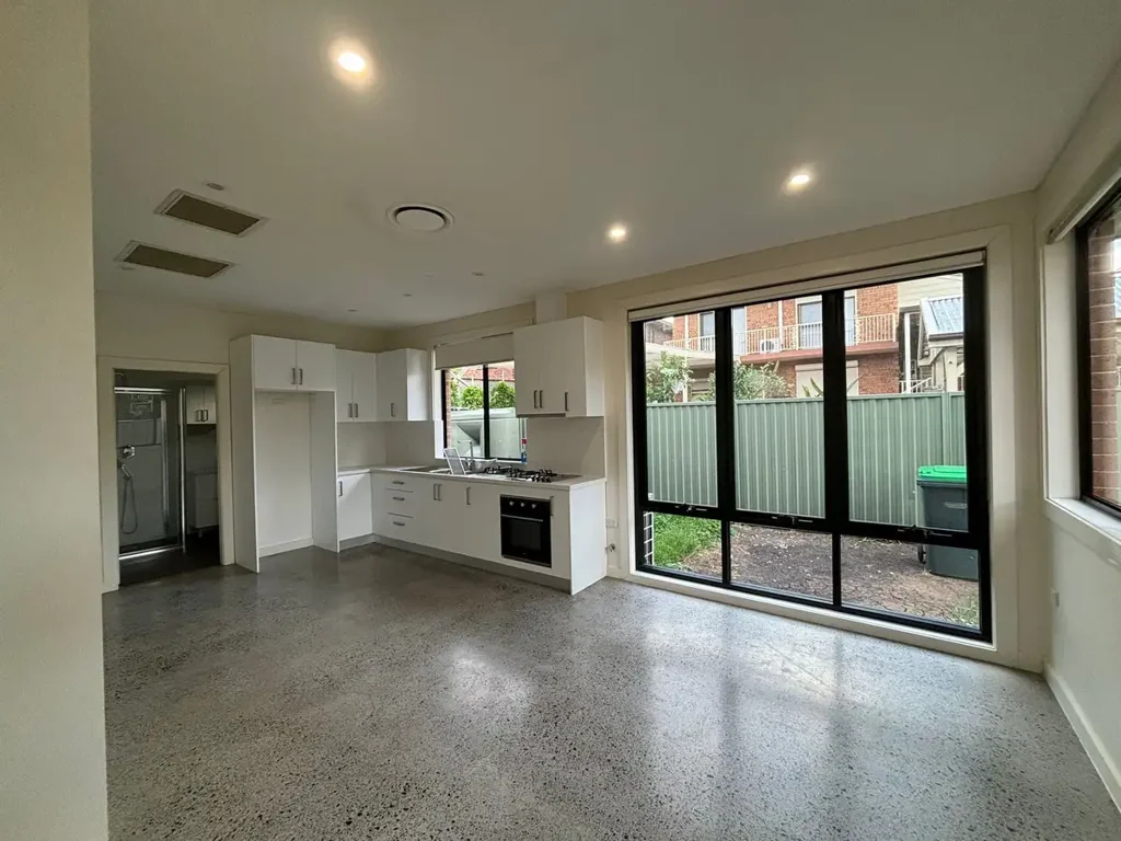 Modern Granny Flat In Perfect Tree-lined Location