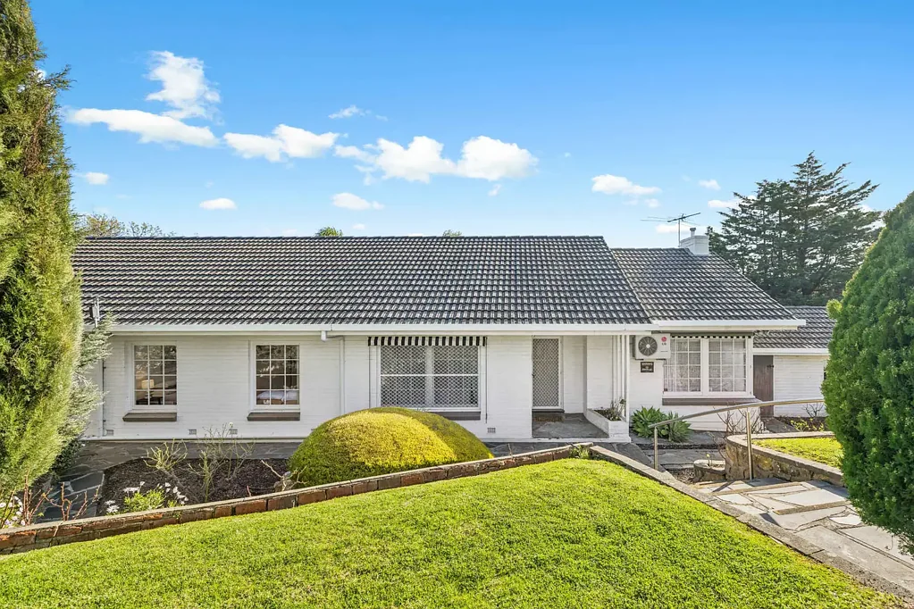 Bellevue Heights 4房  Spacious family living on a generous corner allotment