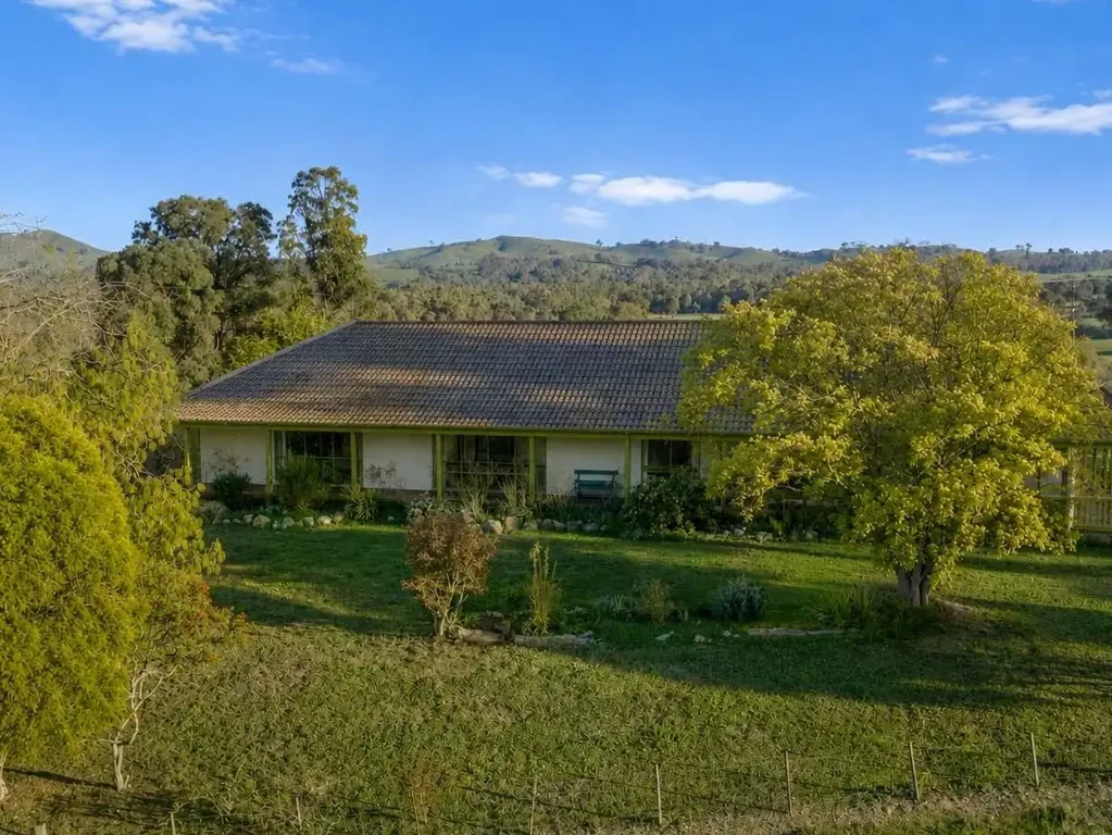 Merton 3Zimmer Light filled brick farmhouse with stunning views!