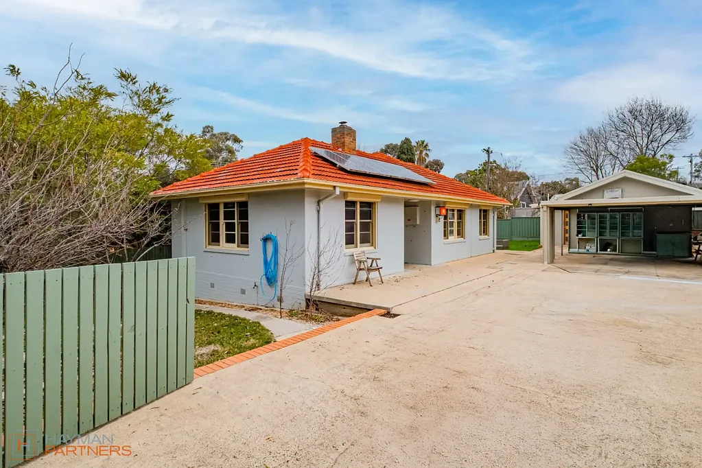 Home with Self-Contained Flat in Prime Location