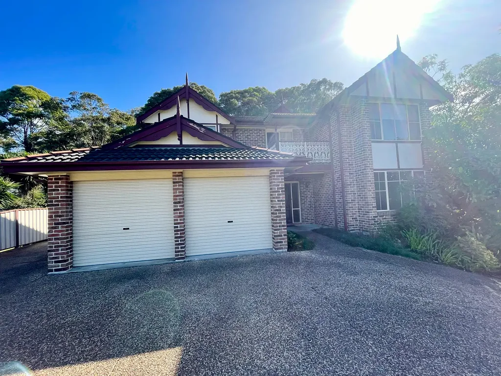 LARGE FAMILY HOME IN PRIME CAVES BEACH LOCATION