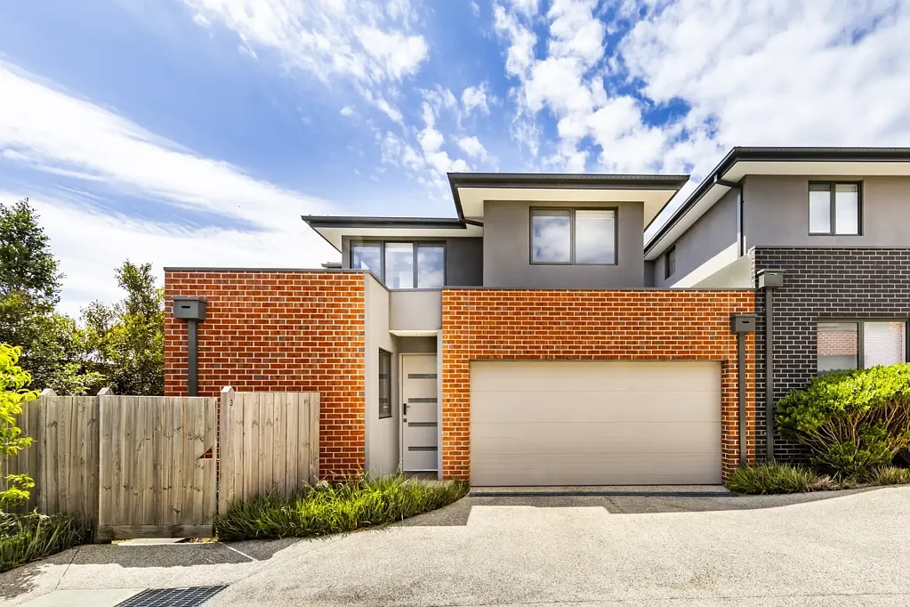 Mount Waverley 4ห้องนอน Contemporary Family Home in SCHOOL ZONE