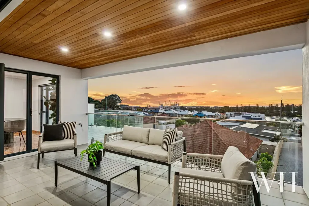 East Fremantle 4房  Luxurious Family Living: River Views, Space & Endless Versatility