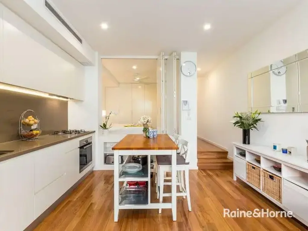 SUN DRENCHED ONE BEDDER IN THE HEART OF KENSINGTON