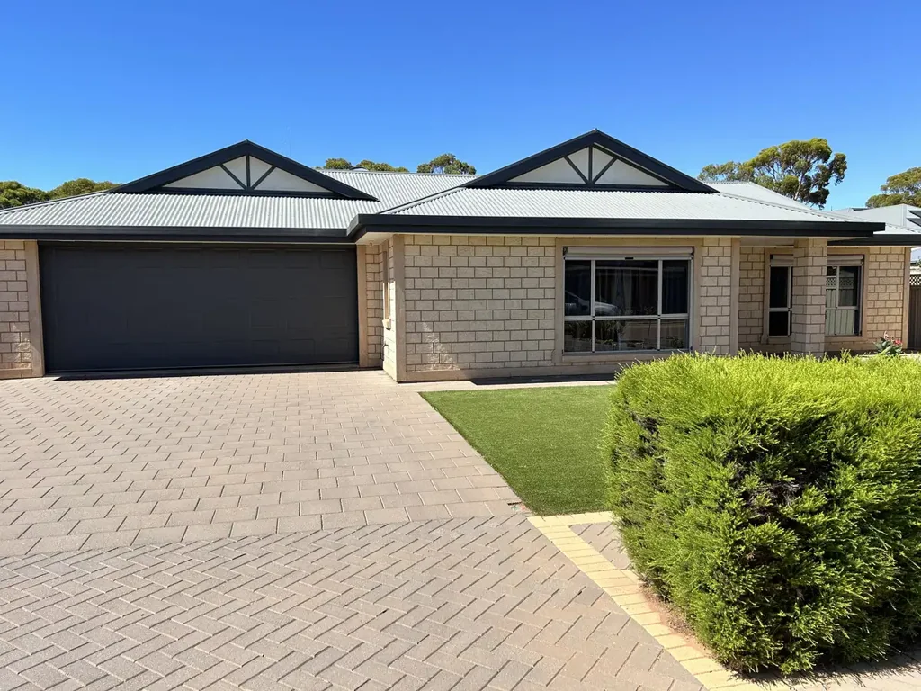 Port Augusta West 4Zimmer Stunning 4-Bedroom Brick Veneer Home in Gated Cul-de-Sac – Perfect Family Living!