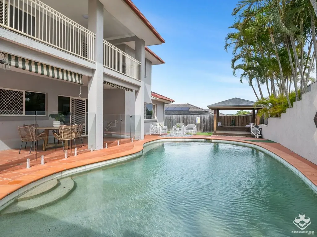 Carindale 6房 宁静私人街道 六个宽敞卧室 两个豪华主套房 水疗卫浴 私人阳台 游泳池高尔夫景 私人书房 中层休息区 开放式客厅 优雅户外瓷砖 低维护空间 步行公交车站 靠近顶级学校 Spacious Living at its Finest