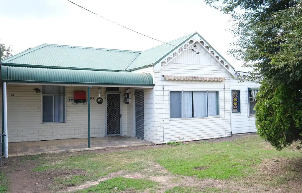 98 Lawrence Street, Inverell, NSW 2360