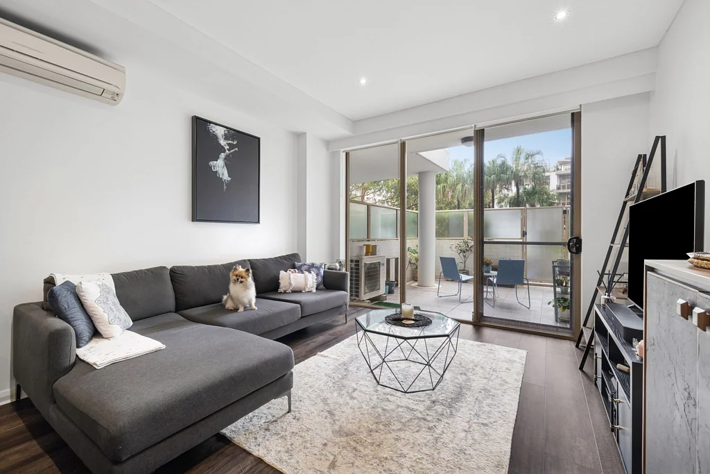 Waterloo 1 Bedroom A sleek, spacious and beautifully updated ground floor apartment in the sought after Jewel complex.