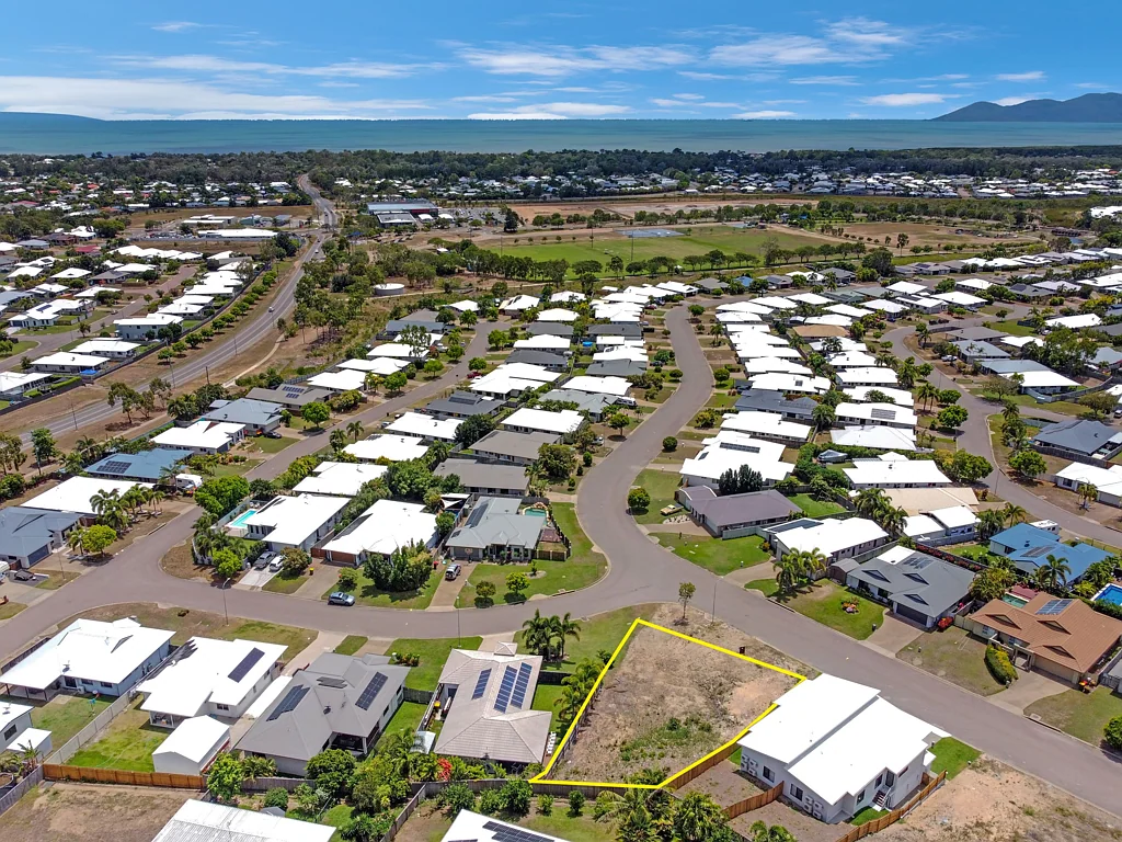 72 Hillock Crescent, Bushland Beach, QLD 4818