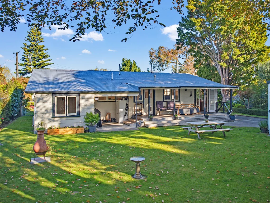 Feilding 3房  Private Established Setting. Unbeatable!