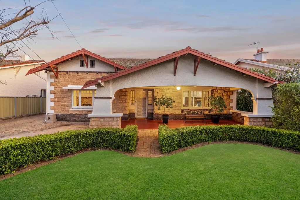 Collinswood 4房  Remarkable Poolside Oasis Meets Charming 1920's Character Lodge