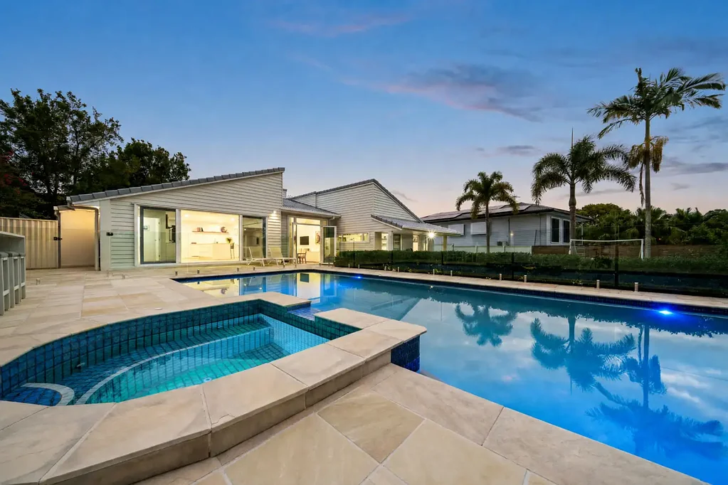 Ashmore 4غرفة نوم Palmleigh: Elegant and Expansive Family Oasis Steeped in Privacy and Tranquillity