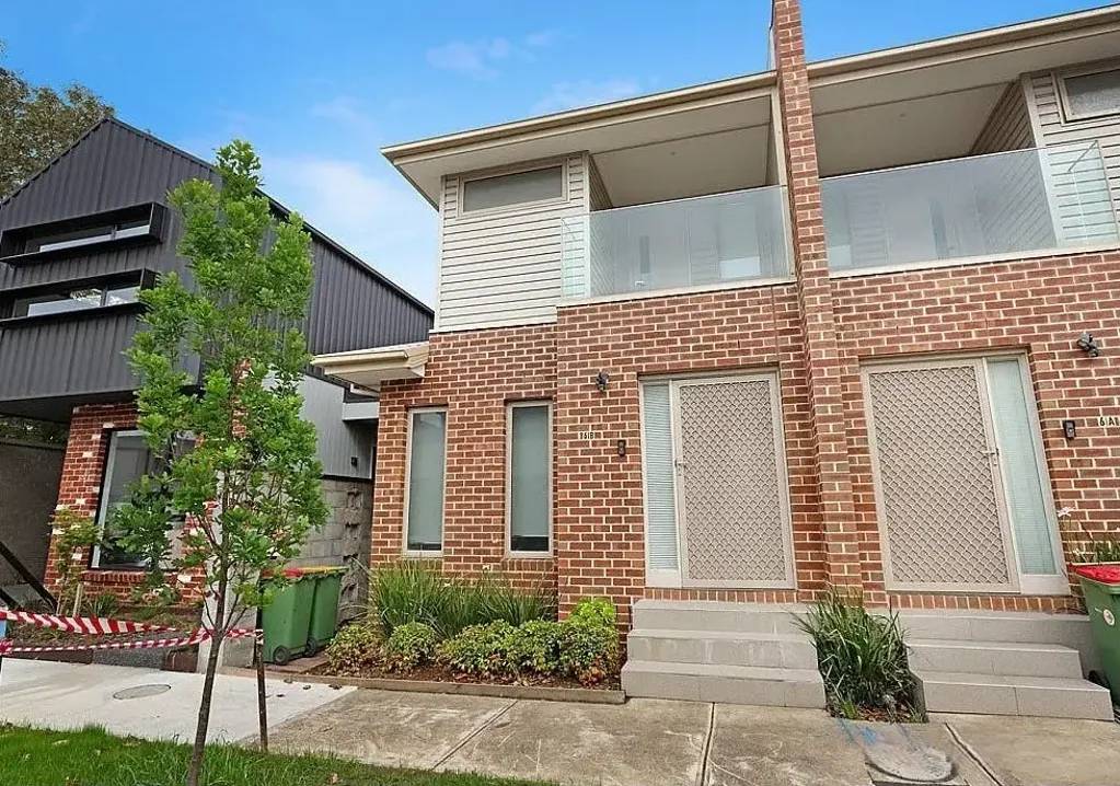 Contemporary Townhouse in Convenient Location
