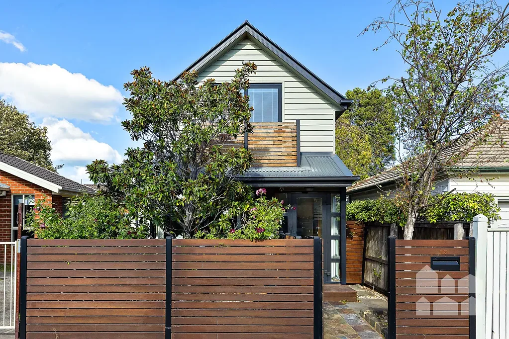 Yarraville 2房 Yarraville中心联排别墅 采光充足 开放式生活区 双露台娱乐 主卧带露台 步行至Village 学校近 便捷通勤 Village lifestyle haven, superb city-fringe location