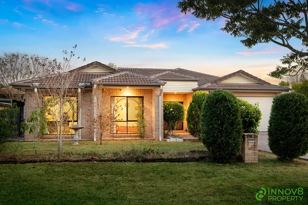 Bray Park 4Habitaciones Spacious Family Home With 9-Foot Ceilings, Multiple Living Areas & Abundant Privacy…All On A 617m2 Block!