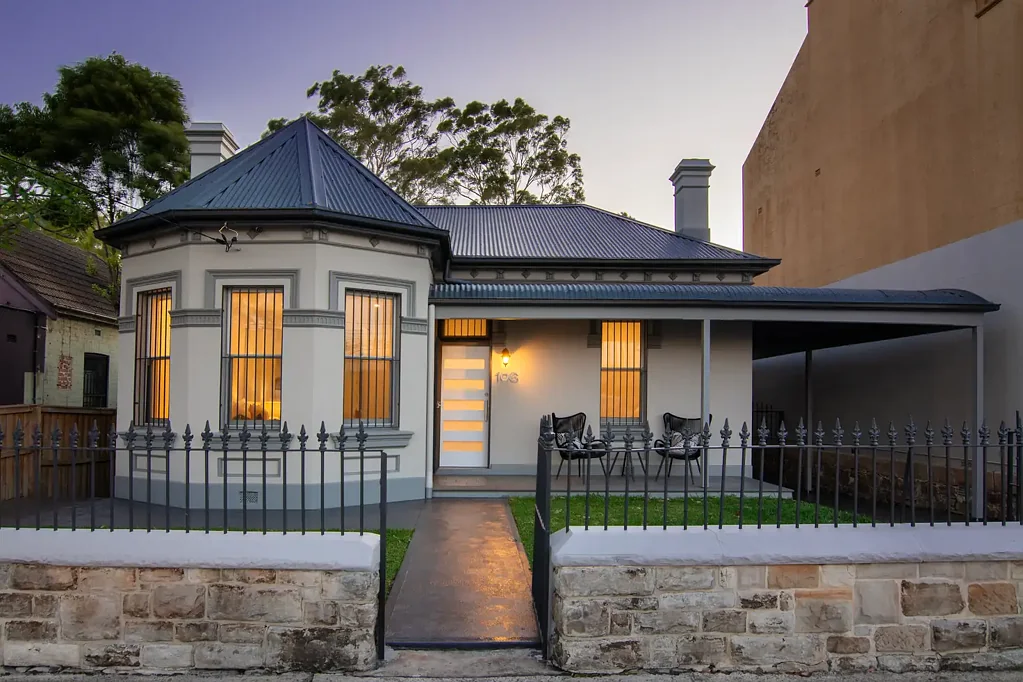 Sydenham 4房 传统维多利亚风格 446sqm全砖土地 宽敞高挑天花板 双人卧室带新地毯 石材燃气厨房 北向阳光花园 学区房 近铁路地铁 Expansive Entertainer for Easy Living in Ultra Central Location