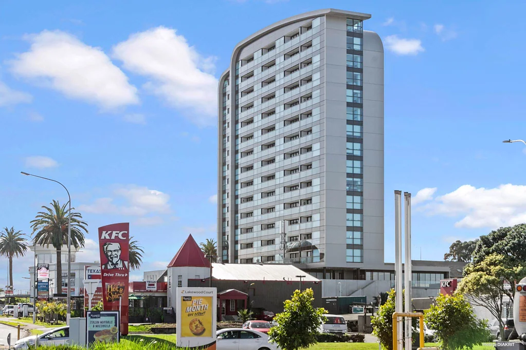 Manukau 2房 业主移民海外，诚心出售！高档双卧公寓 健身设施完善 靠近Manukau交通枢纽 解锁城市生活新标准！ Owner is migrating overseas!!