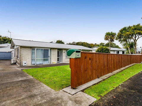 Stratford 3房  A Home with Serious Garaging!