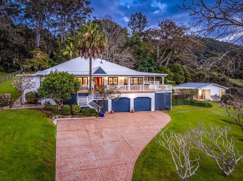 Picketts Valley 4 Bedroom Charming Cottage on 3.85 Acres Close to Beaches