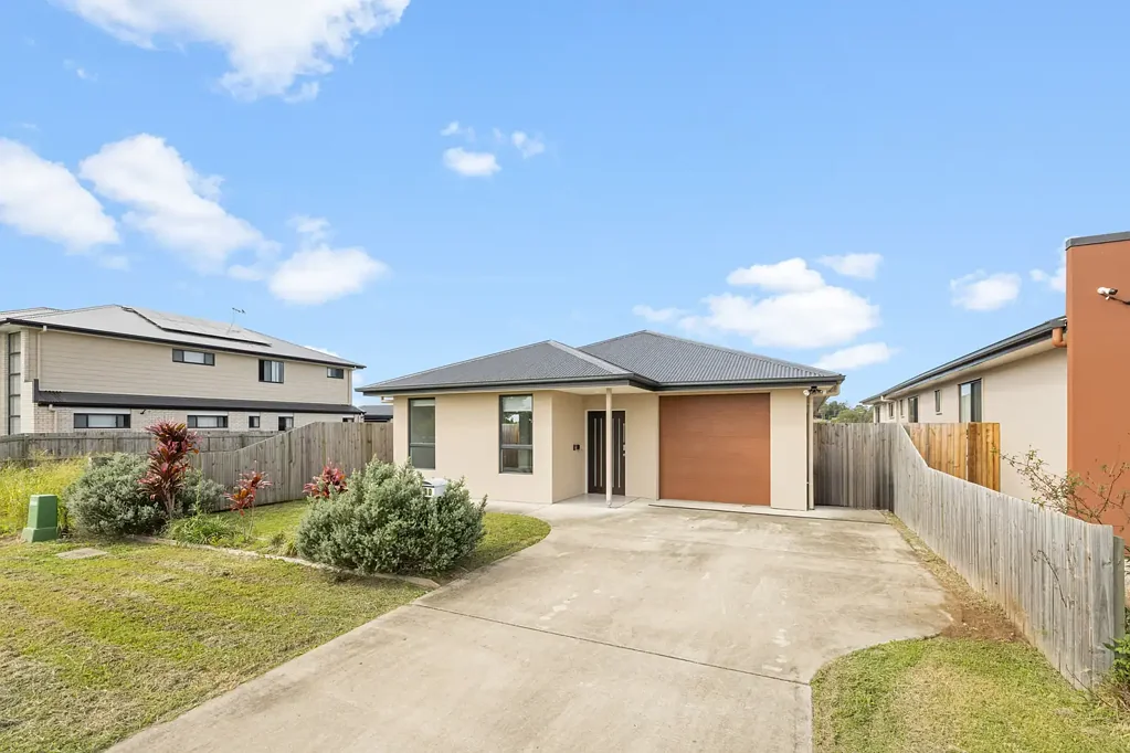 Redbank Plains 3ਬੈੱਡਰੂਮ Furnished contemporary home