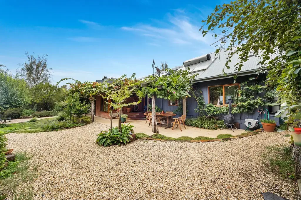 Ballan 3部屋 Eco-Friendly Elegance With This Custom Built Unique Home in a Tranquil Setting!