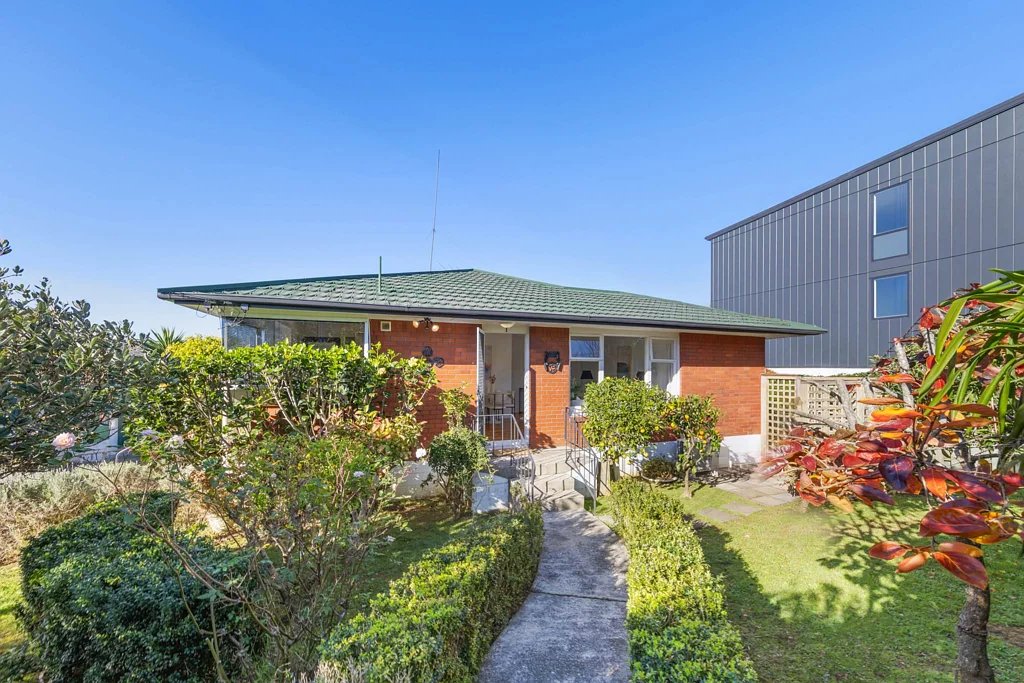 Royal Oak 3 Bedroom Steps to Cornwall Park