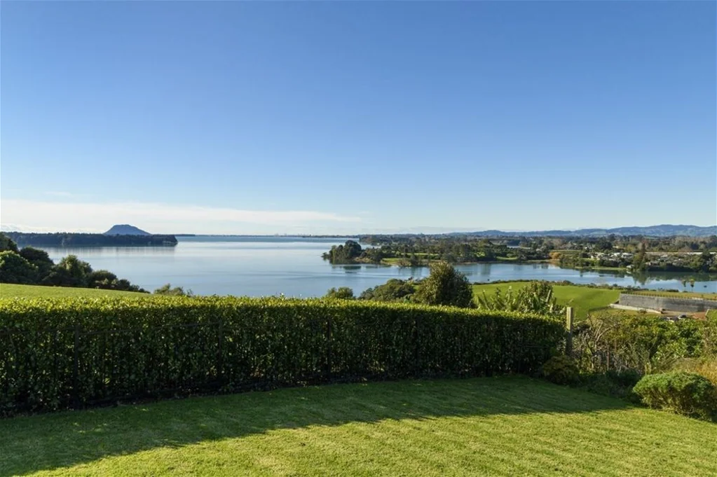 Omokoroa 4 Bedroom Modern Home Stunning Views