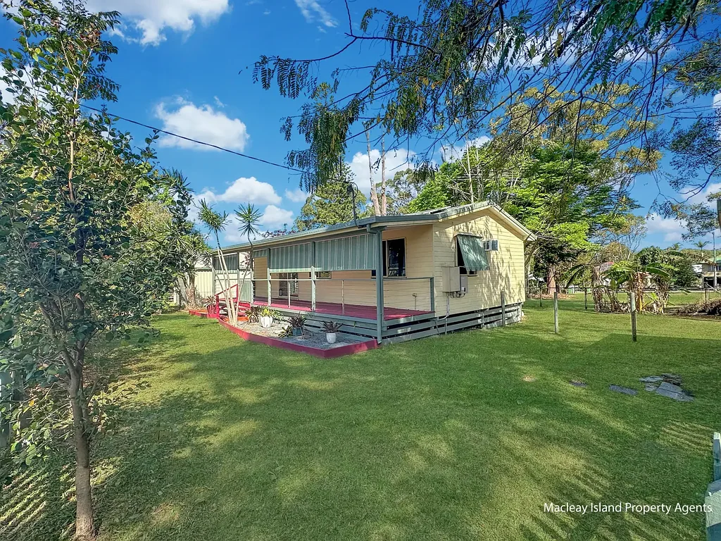 Macleay Island 2房 全围栏地块 双车库便利 全屋木地板 独立洗衣房 新炉灶 太阳能电池板 新空调 岛屿度假屋潜力 Perfect Renovator – Island Opportunity with Great Bones