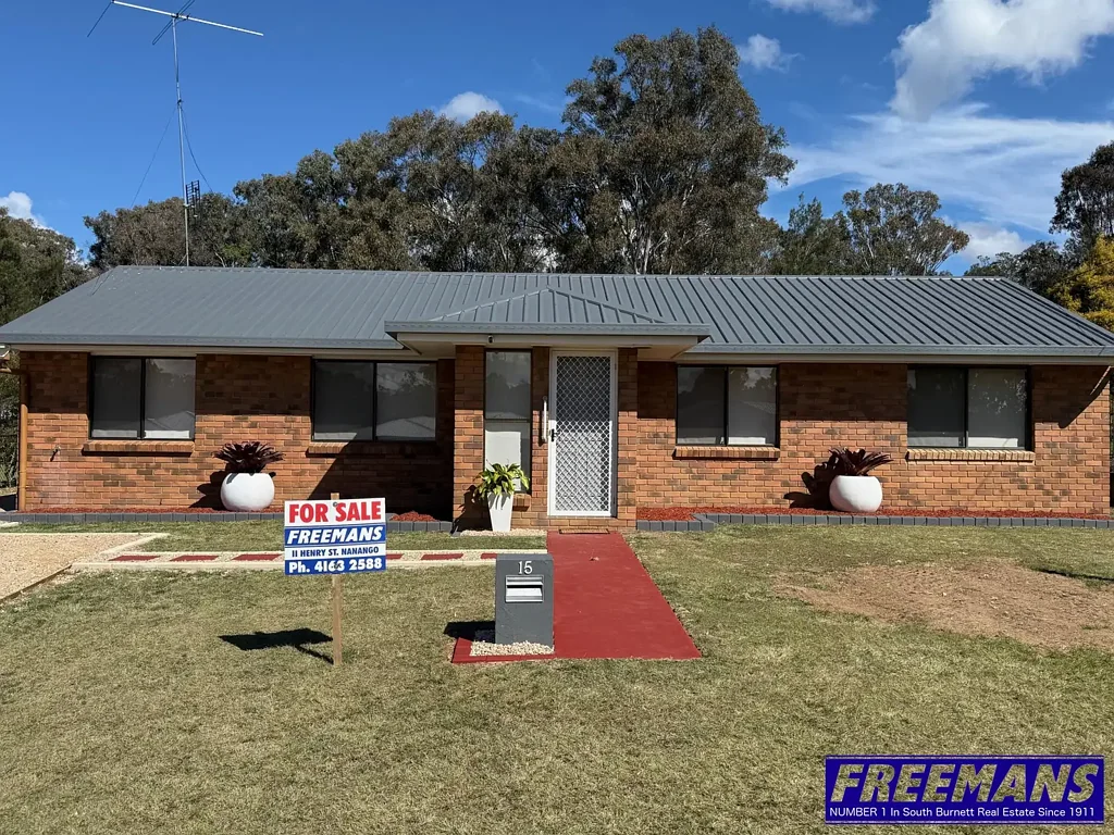 Nanango 4部屋 Recently Renovated Low-Set Brick Home with Modern Style & Street Appeal