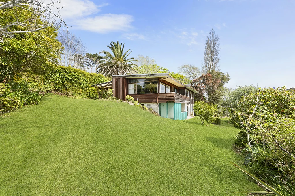 Mairangi Bay 4Kwarto Location, Sea Views, Potential in Rangi