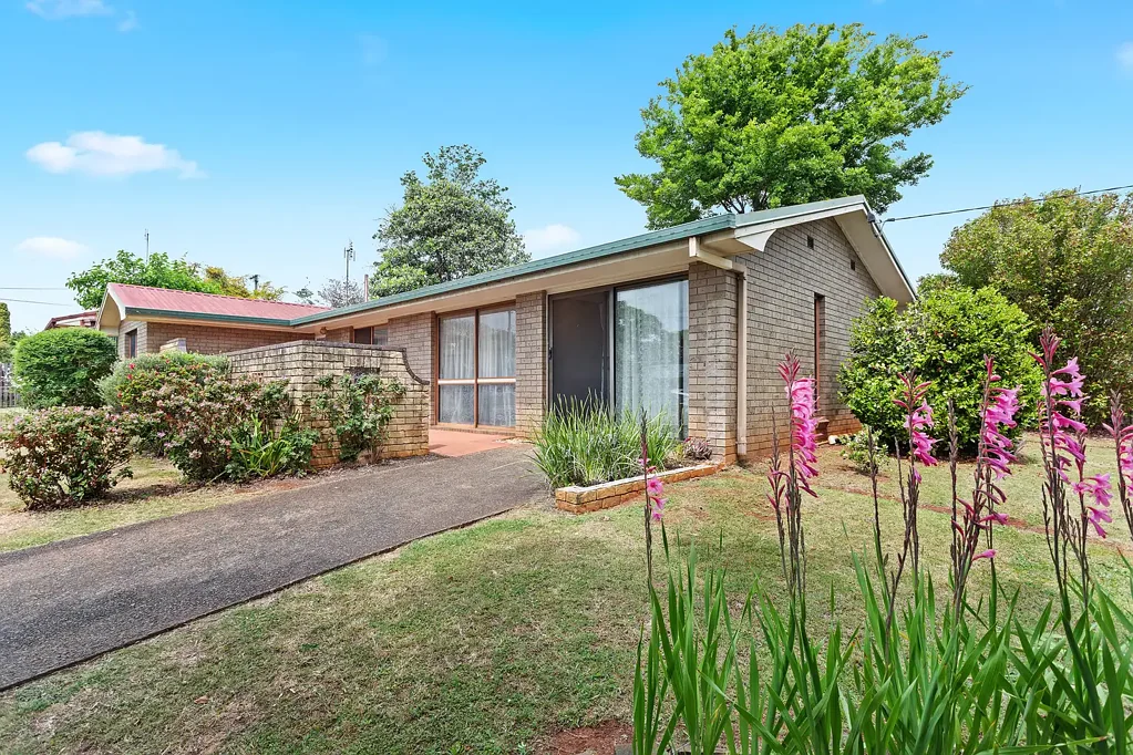 Centenary Heights 3ਬੈੱਡਰੂਮ Solid Brick Home in highly sought after Centenary Heights!!!