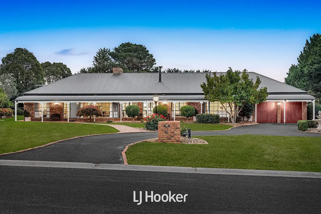 Narre Warren North 4房 4024sqm超大地块 私密庭院设计 农舍风格厨房 大岛台定制橱柜 高端电器配置 温馨壁炉木柴火 空间灵活多变 覆盖式户外娱乐区 家校商圈便捷 An Exclusive Acreage Sanctuary of Luxury & Tranquillity