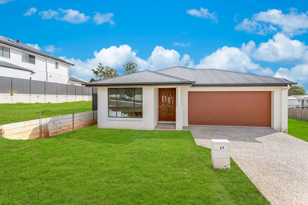 Carseldine 4 Slaapkamer Standalone Near-New Family Home with High Ceilings & Premium Finishes