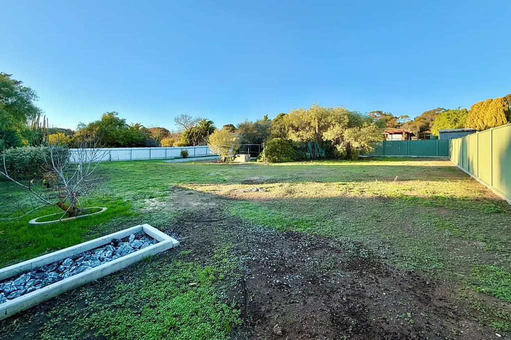 Port Lincoln Large allotment in a peaceful setting with water already connected!
