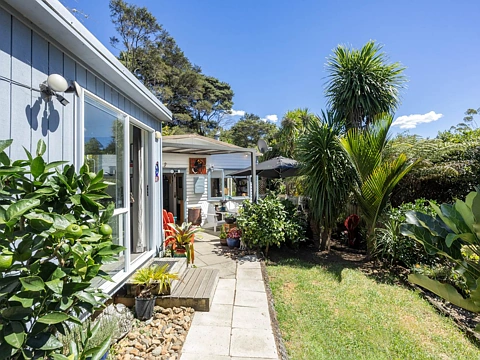 Parau 1房  Cute Cottage + 2 x Studios – 10mins Titirangi