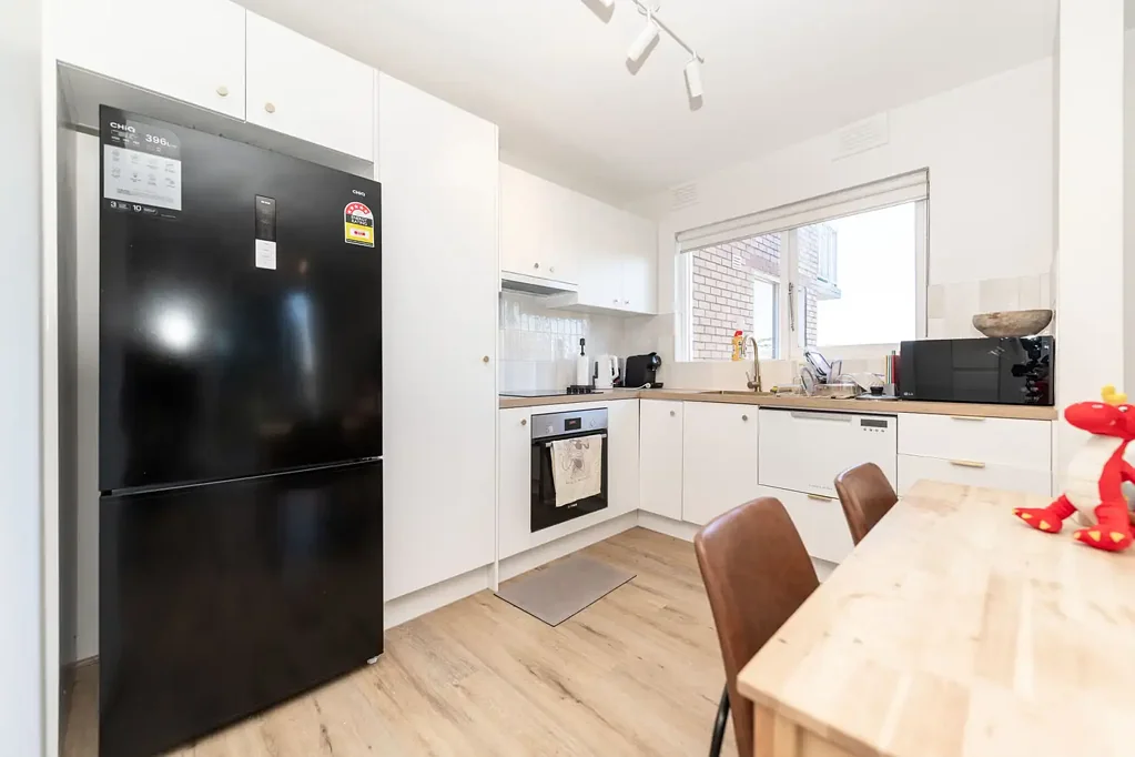 *UNDER APPLICATION, INSPECTION CANCELLED* One bedroom Apartment in Toorak