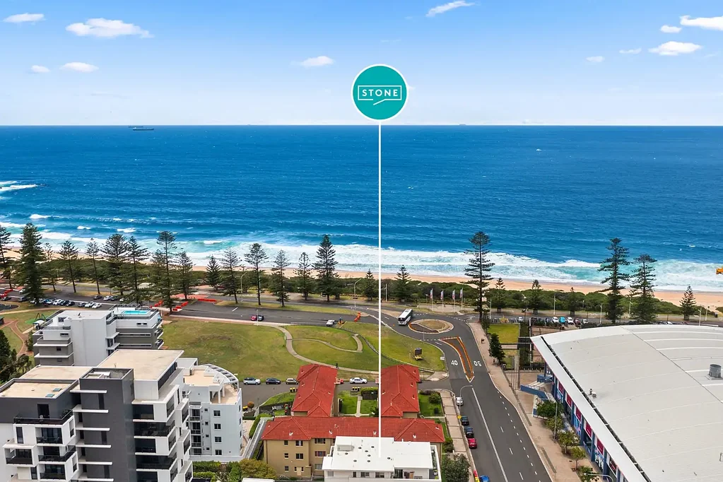 Wollongong 2房 典雅装饰艺术风格 安保公寓 四面采光 海景视野 开放式起居 高挑天花板 独立书房 燃气灶具 石材台面 独立产权车库 CBD living in surfside Art Deco