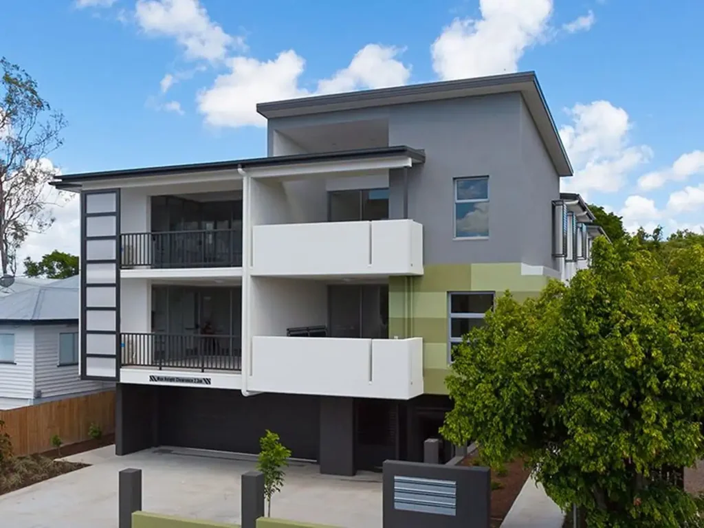 GREENSLOPES APARTMENT IN AMAZING LOCATION!