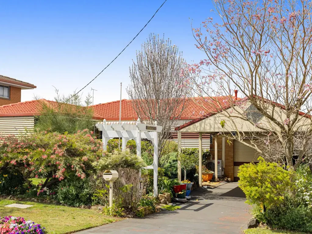 Wilsonton 3कमरा Well-Presented 1970s Home with Beautiful Gardens & Exceptional Convenience