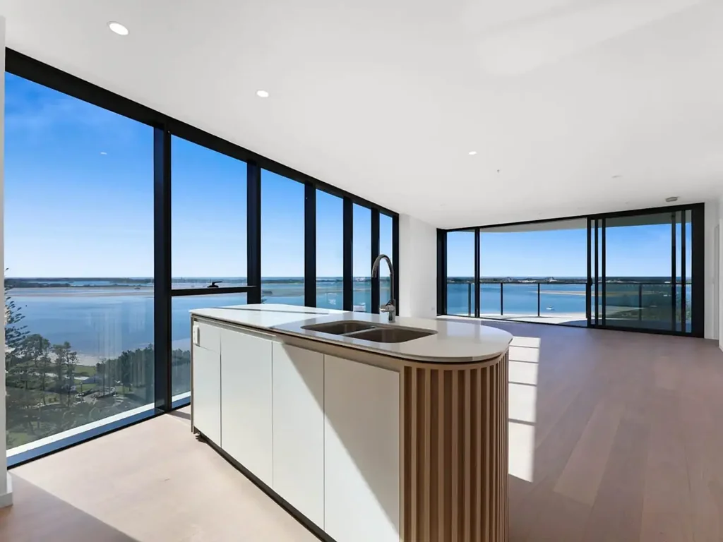 Charming above the broadwater!