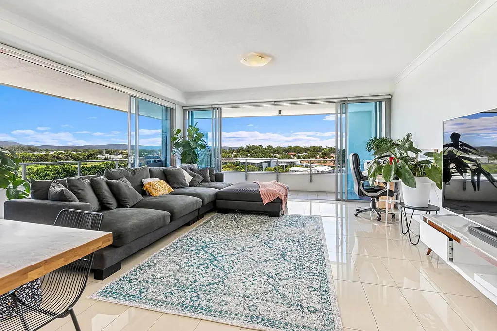 Large 3 Bedroom Plus Study Apartment in Biggera Waters - Available 28 November 2025
